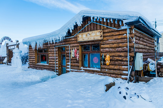 冬季木房子积雪