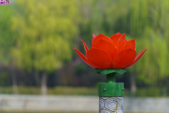 红色莲花造型景观灯