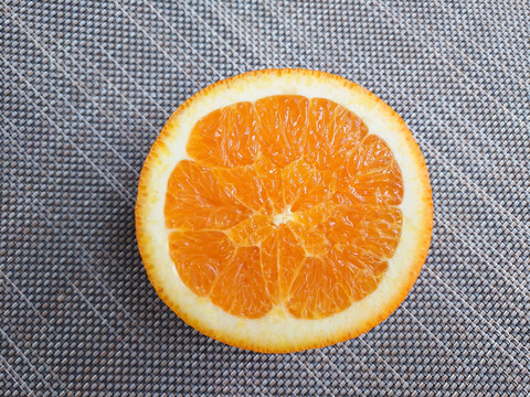 切开甜橙