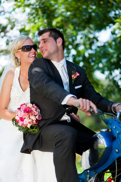 未来骑摩托车的新婚夫妇