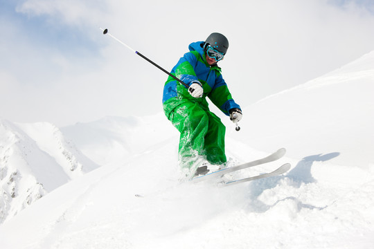 在阿尔卑斯山滑雪的运动员