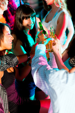在迪斯科俱乐部跳舞-一群人，不同种族的男人和女人，随着音乐跳舞有很多乐趣