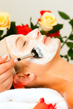 在美容或健康治疗过程中使用面膜或面霜的妇女