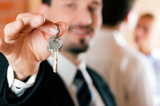 年轻夫妇购买或租赁房屋或公寓，他们会见业主或房地产经纪人谁有钥匙