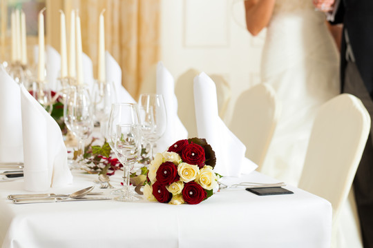 用新娘花束装饰的婚宴上的婚宴桌