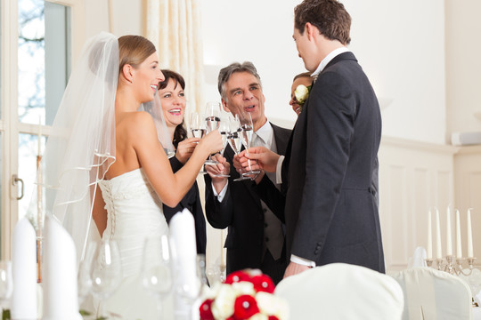婚礼上新娘、新郎和新娘父亲用起泡酒碰杯