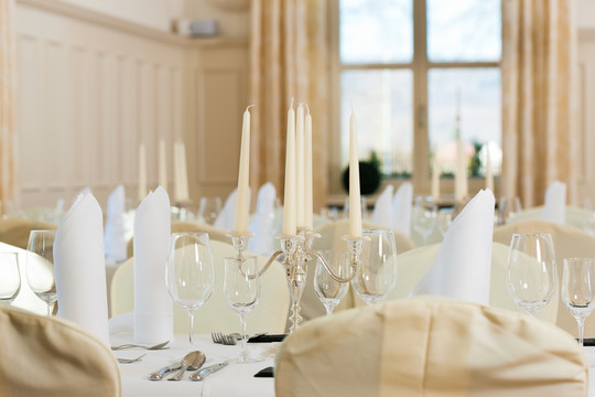 婚礼-盛宴装饰的银器和玻璃桌