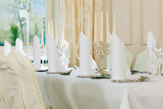 婚礼-盛宴装饰的银器和玻璃桌