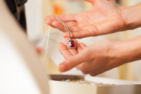 女珠宝商或设计师在店里展示珠宝