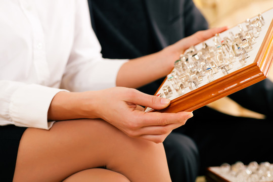 一对新人在珠宝店挑选结婚戒指