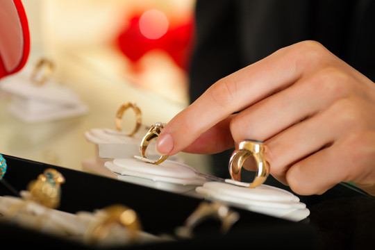 新人-唯一的手的女人被看到-选择结婚戒指在珠宝商
