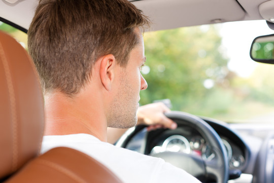 司机坐在自己的汽车或面包车里开车