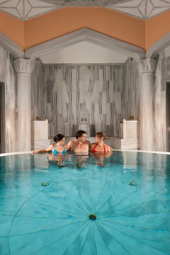 三个朋友-一男两女-在游泳池或热水浴做健康