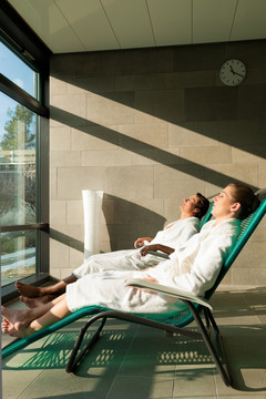 年轻夫妇在列日的健康温泉放松，他们享受阳光