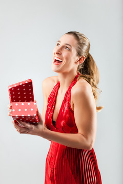 女人打开礼物，开心地笑着