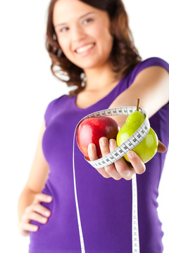 健康饮食-吃苹果梨和卷尺的女人