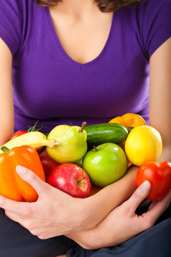 健康饮食，快乐女人带水果和蔬菜，闭嘴
