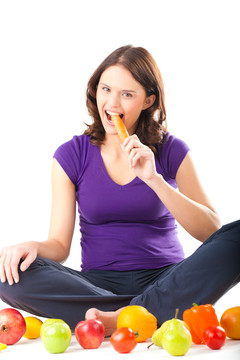 健康的饮食，快乐的女人用水果和蔬菜是吃胡萝卜