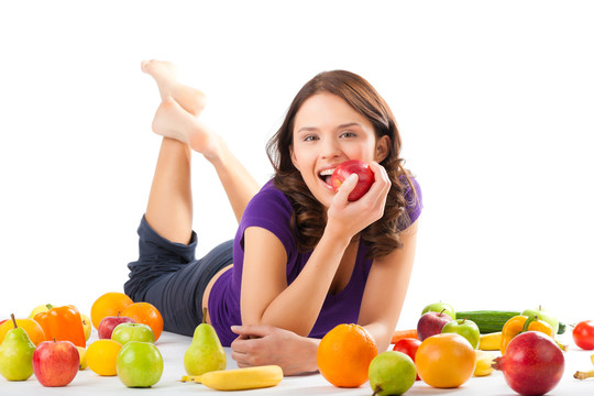 健康饮食，快乐的女人带着水果和蔬菜正在吃苹果