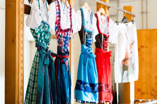传统服装-挂在零售店或精品店的Tracht或dirndl