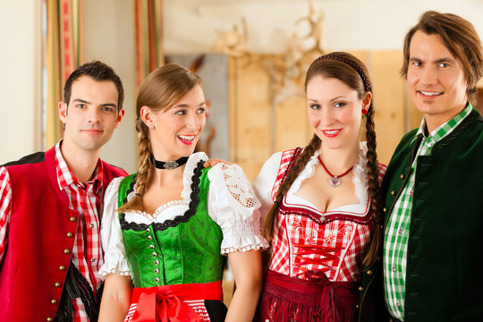 年轻人在传统的巴伐利亚州餐厅或酒吧