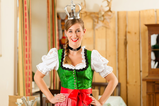 年轻女子在传统的巴伐利亚餐馆或酒吧里扮演女王