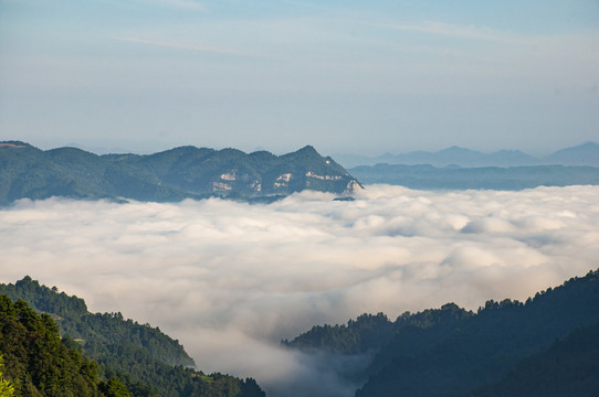 湖南湘西山间的云雾