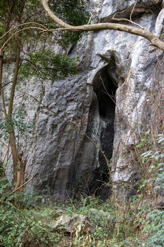 石壁石头山洞