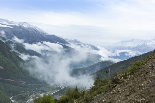 雾色山峦山脉沟壑