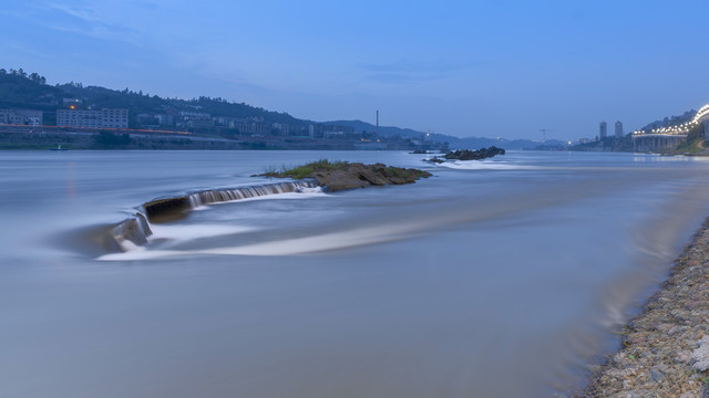 蓝色长江流水与礁石