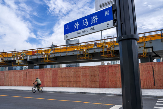 上海外马路道路指示牌