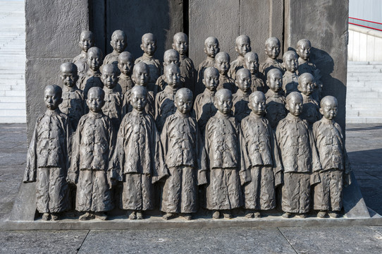 晚清出国的小留学生集体雕像