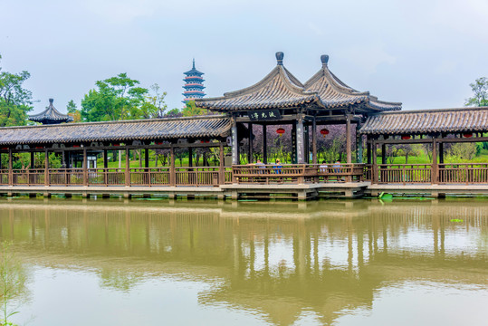 江苏扬州瘦西湖风景区波光亭