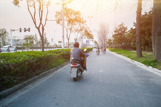 道路骑车的人