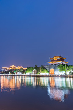 中国苏州的相门城墙和护城河夜景