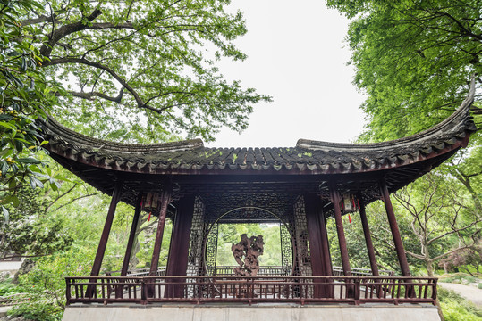 中国苏州拙政园的古建筑芙蓉榭
