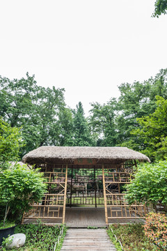 中国苏州拙政园的竹屋和游廊