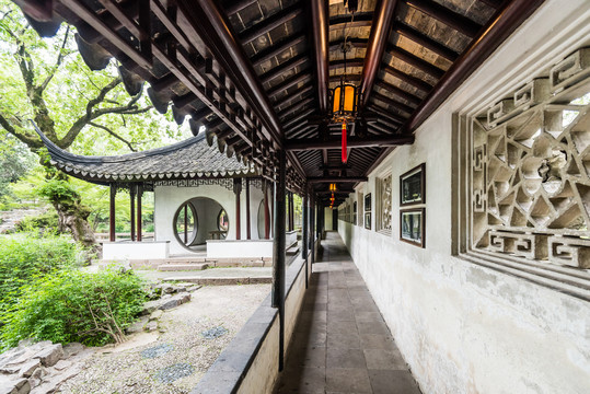 中国苏州拙政园的古建筑梧竹幽居