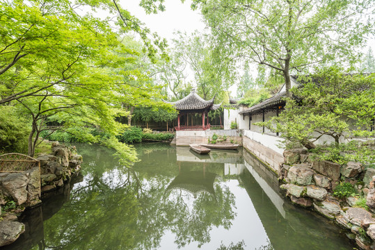 中国苏州拙政园的古建筑绿漪亭