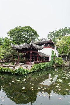 中国苏州拙政园的古建筑香洲画舫