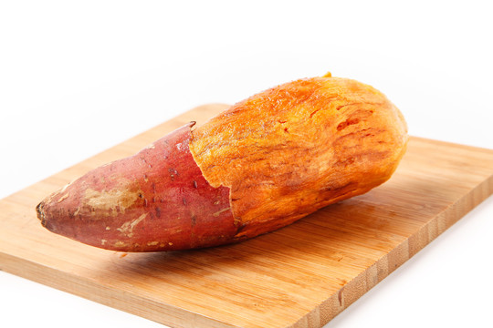 木板上的一个山东烟薯25果肉