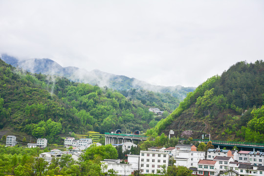 云雾缭绕山村