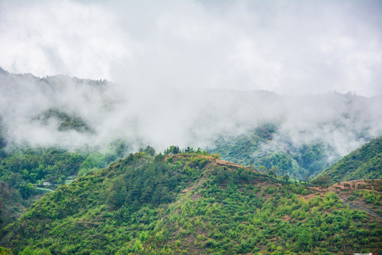 云雾远山