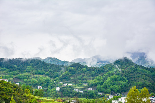 云雾缭山农村