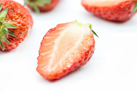 新鲜草莓白底图