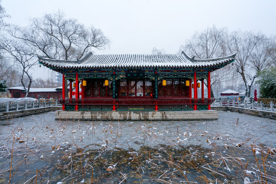 济南大明湖雨荷亭雪景