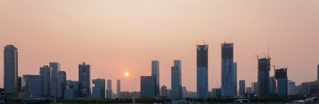 夕阳下的深圳人才公园建筑群