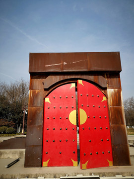 西安大明宫遗址公园复古红色大门