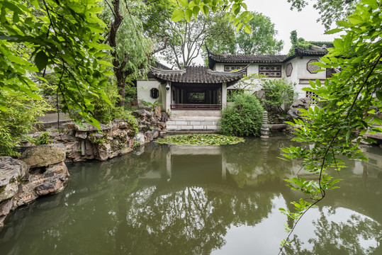 中国苏州留园的清风池馆和曲溪楼