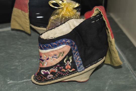 中国古代三寸金莲小脚布鞋